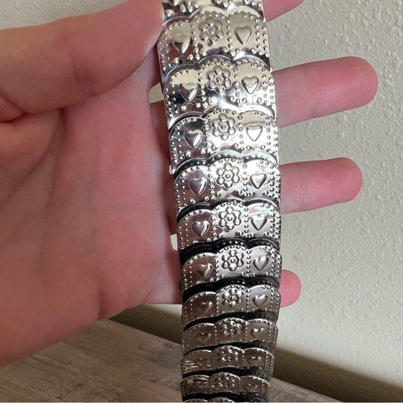 Vintage 80s Silver Tone Stretch Belt Metal Hearts Flowers Disco Cottage Granny - Picture 8 of 10